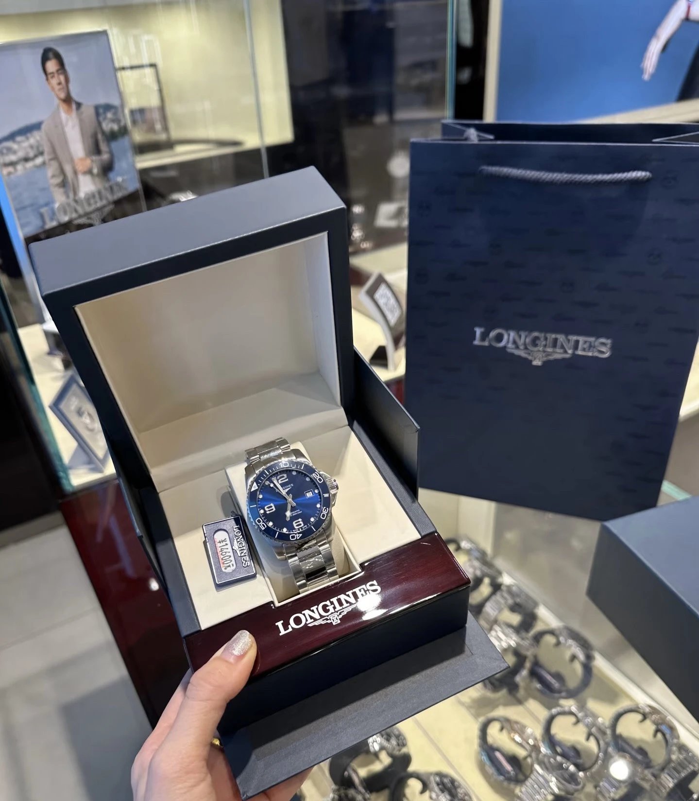 Analoog Longines horloge met blauwe wijzerplaat en roestvrijstalen band