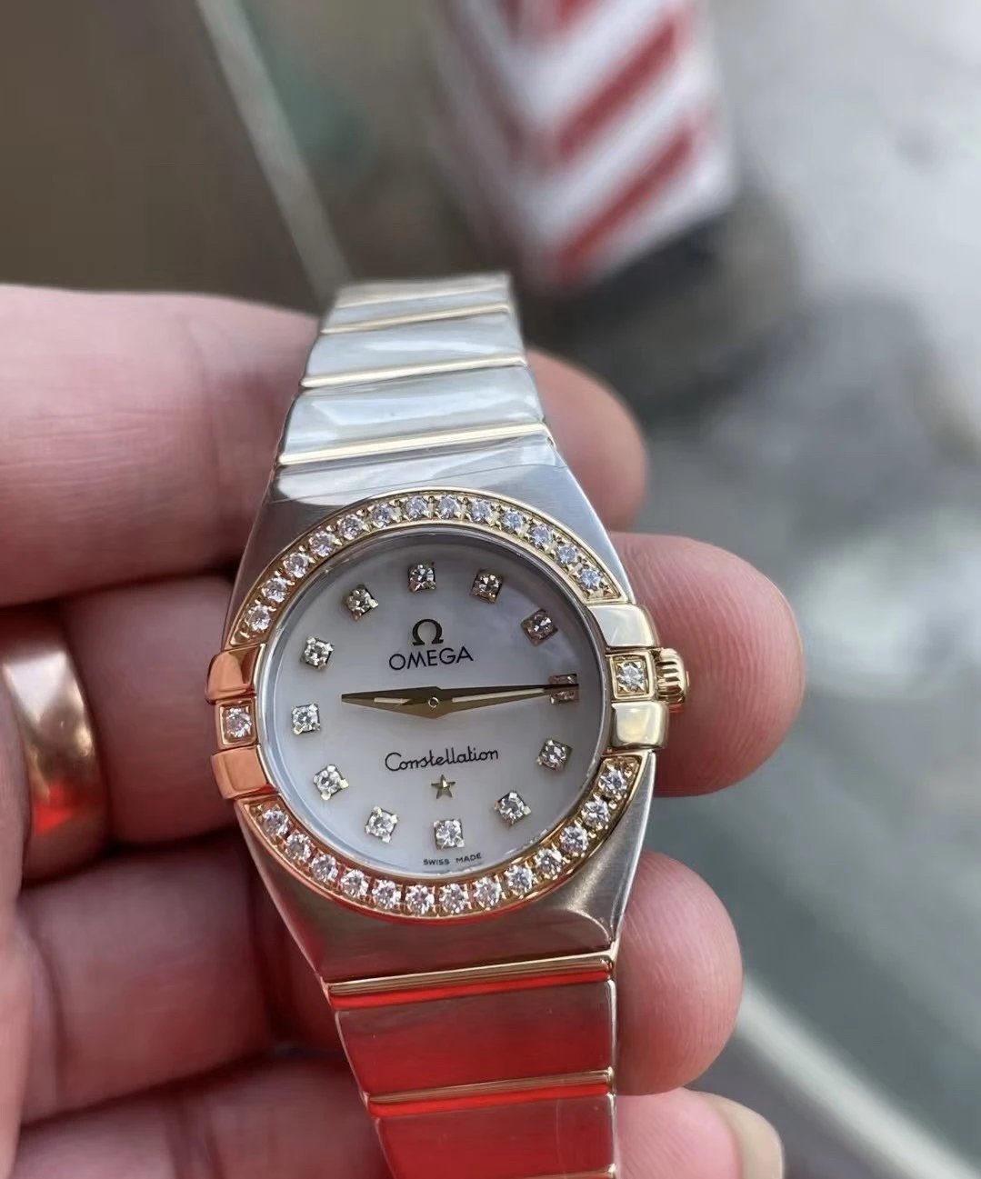Dwukolorowy zegarek Omega Constellation z bezelem wysadzanym kamieniami 24 mm