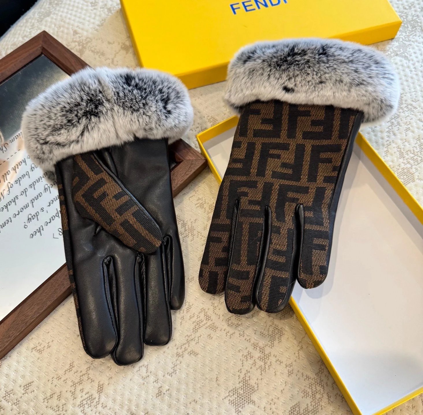 Fendi Lambskin Touchscreen Gloves Ver.E — Photo 7