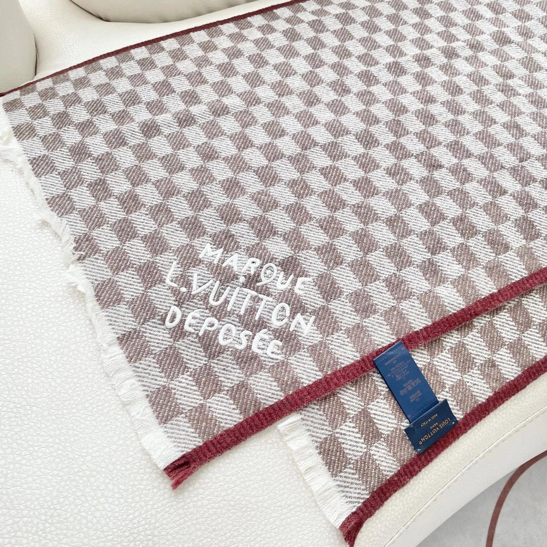 Louis Vuitton Scarf — Photo 9