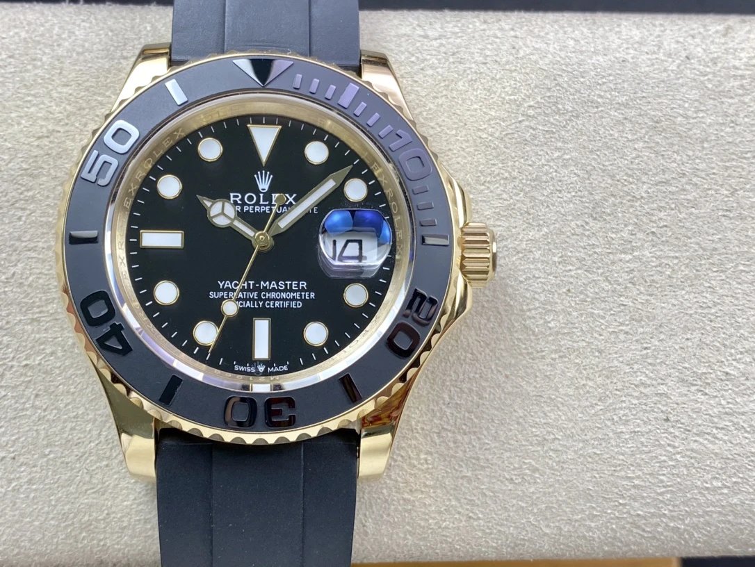 Rolex Yacht-Master horloge met goudkleurige kast en zwarte band