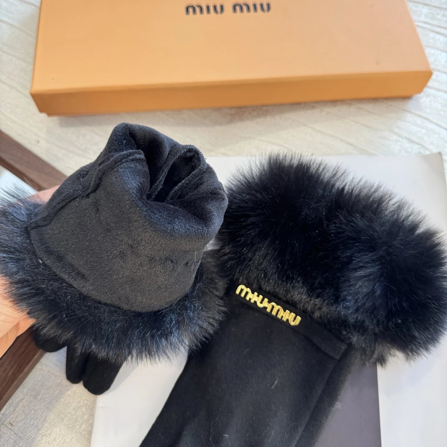 Miu Miu Thermal Gloves Ver.C — QC