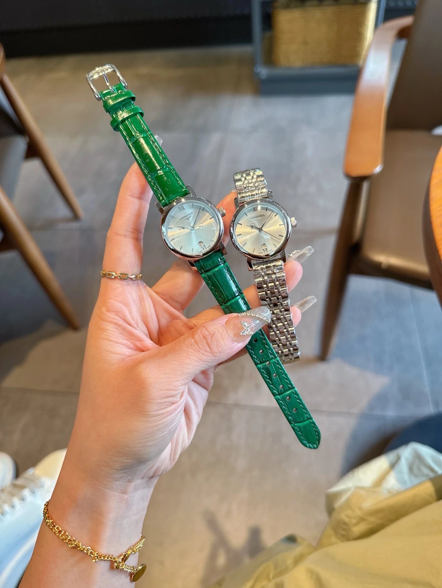Longines analoog horloge met ronde zilverkleurige wijzerplaat