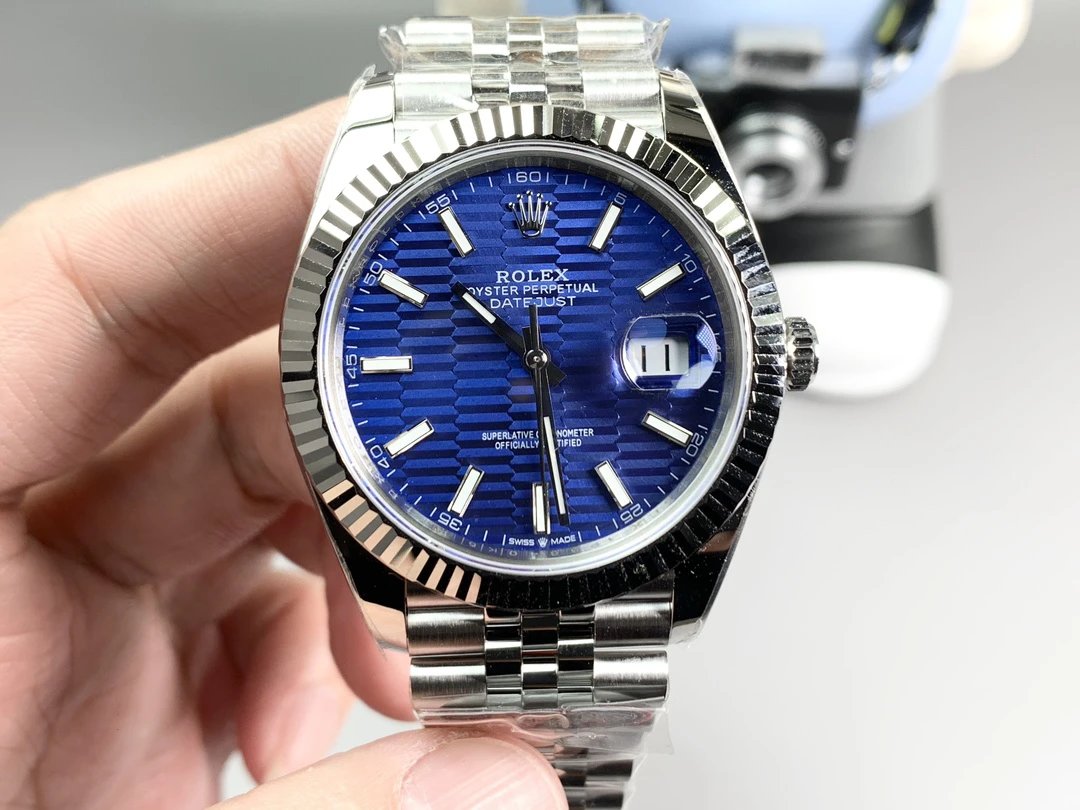 Reloj Rolex Datejust con esfera azul con patrón y bisel estriado