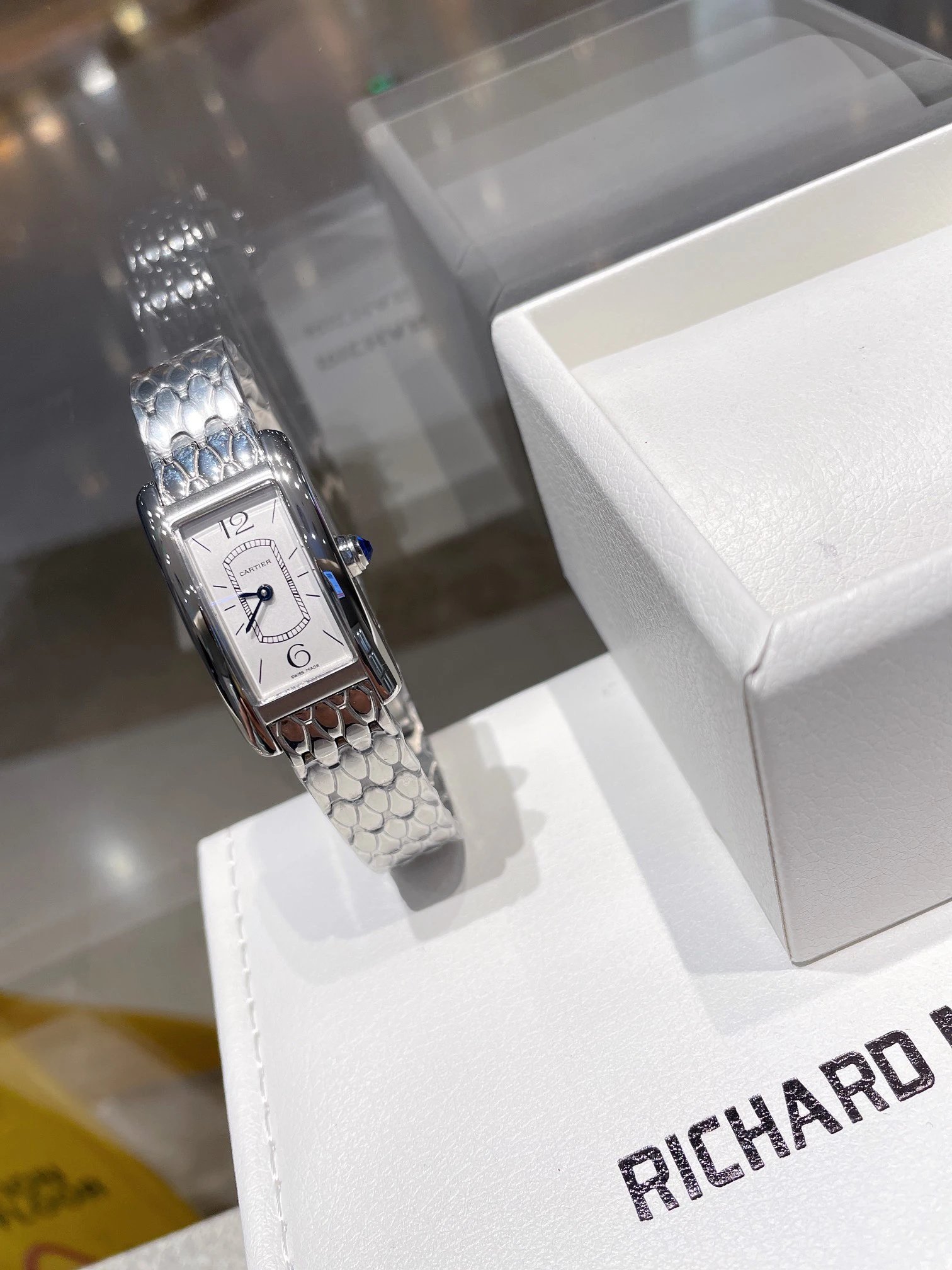 Zegarek Cartier z prostokątną tarczą i bransoletą o wzorze łuski