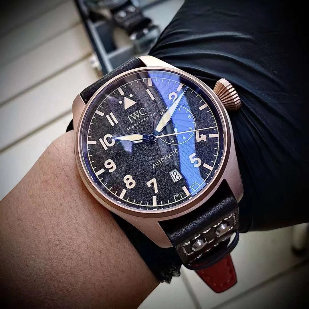 IWC Automatik-Uhr mit schwarzem strukturiertem Zifferblatt und Lederarmband
