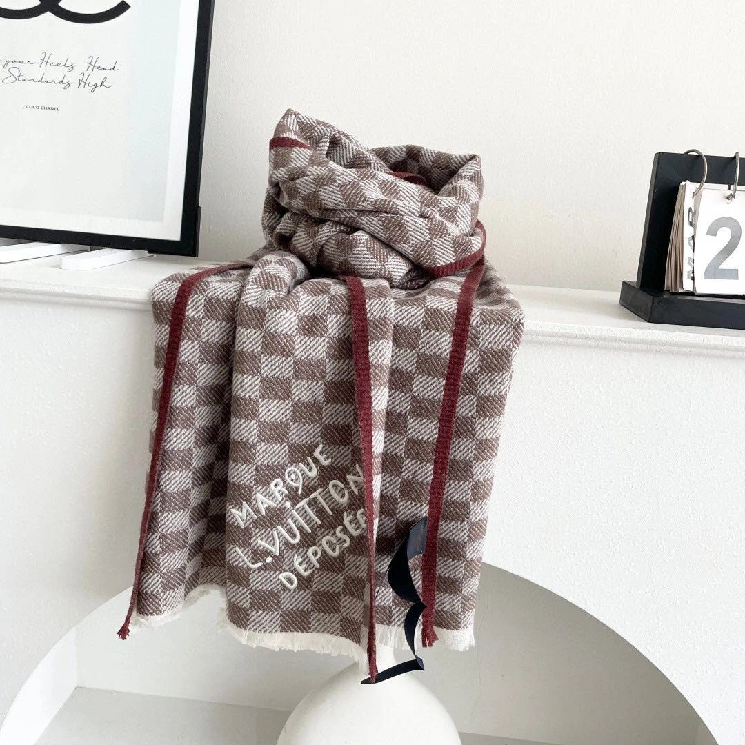 Louis Vuitton Scarf — Photo 8