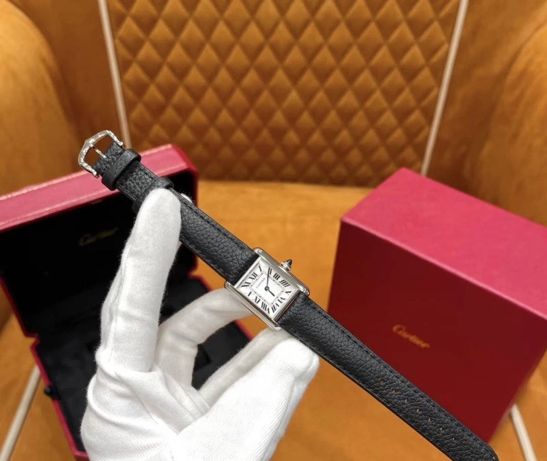 Zegarek Cartier z prostokątną tarczą i czarnym skórzanym paskiem Wariant A