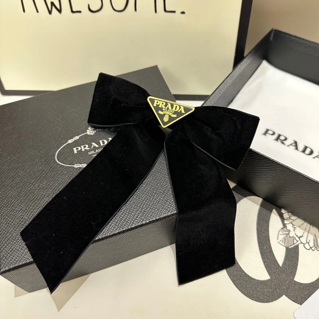 Prada Bow Hair Clip — Zdjęcie 8