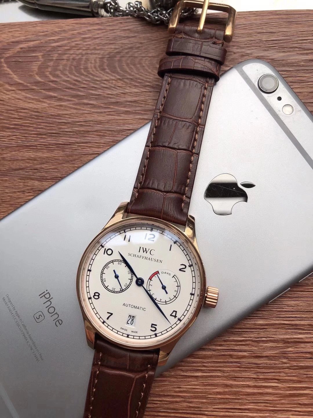 IWC Automatik-Uhr mit weißem Zifferblatt und braunem Lederarmband 42mm