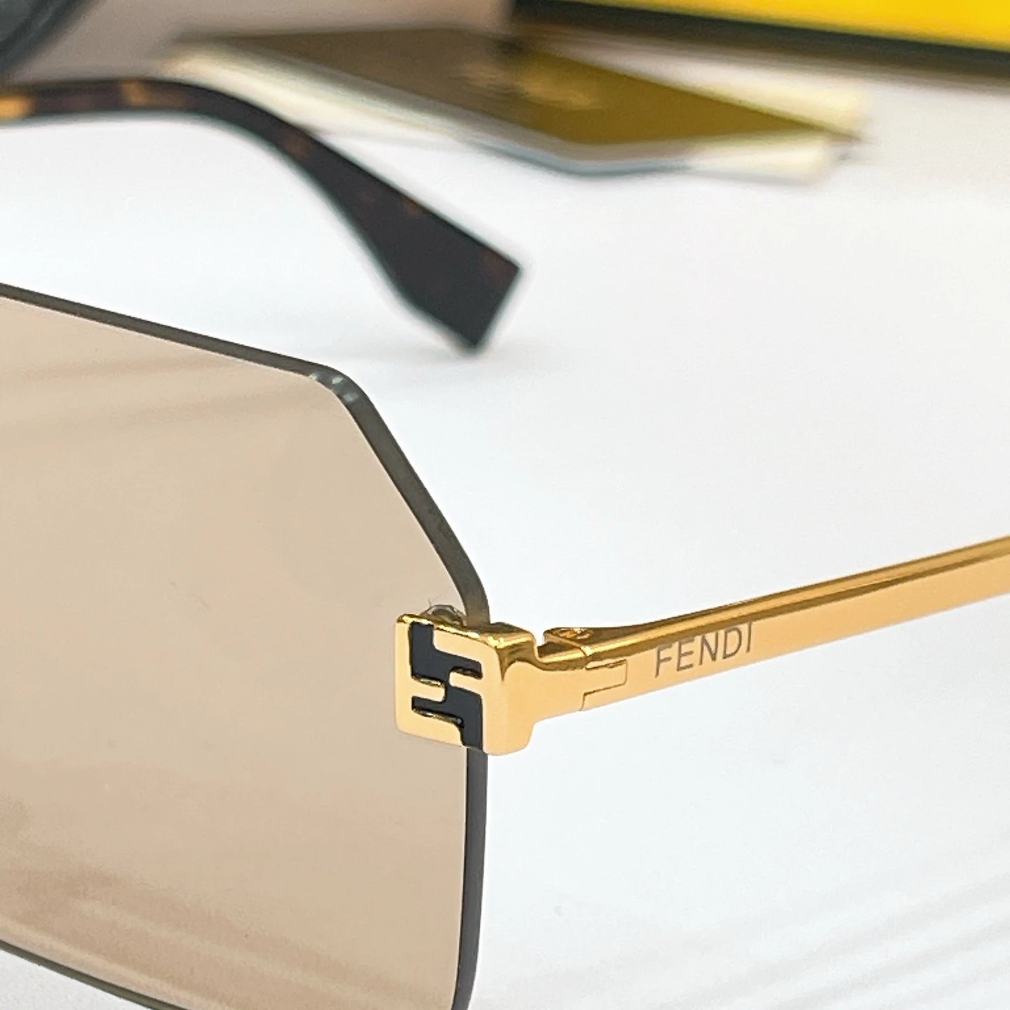 Fendi FE40043U Sunglasses 58-13-145 — photo 7