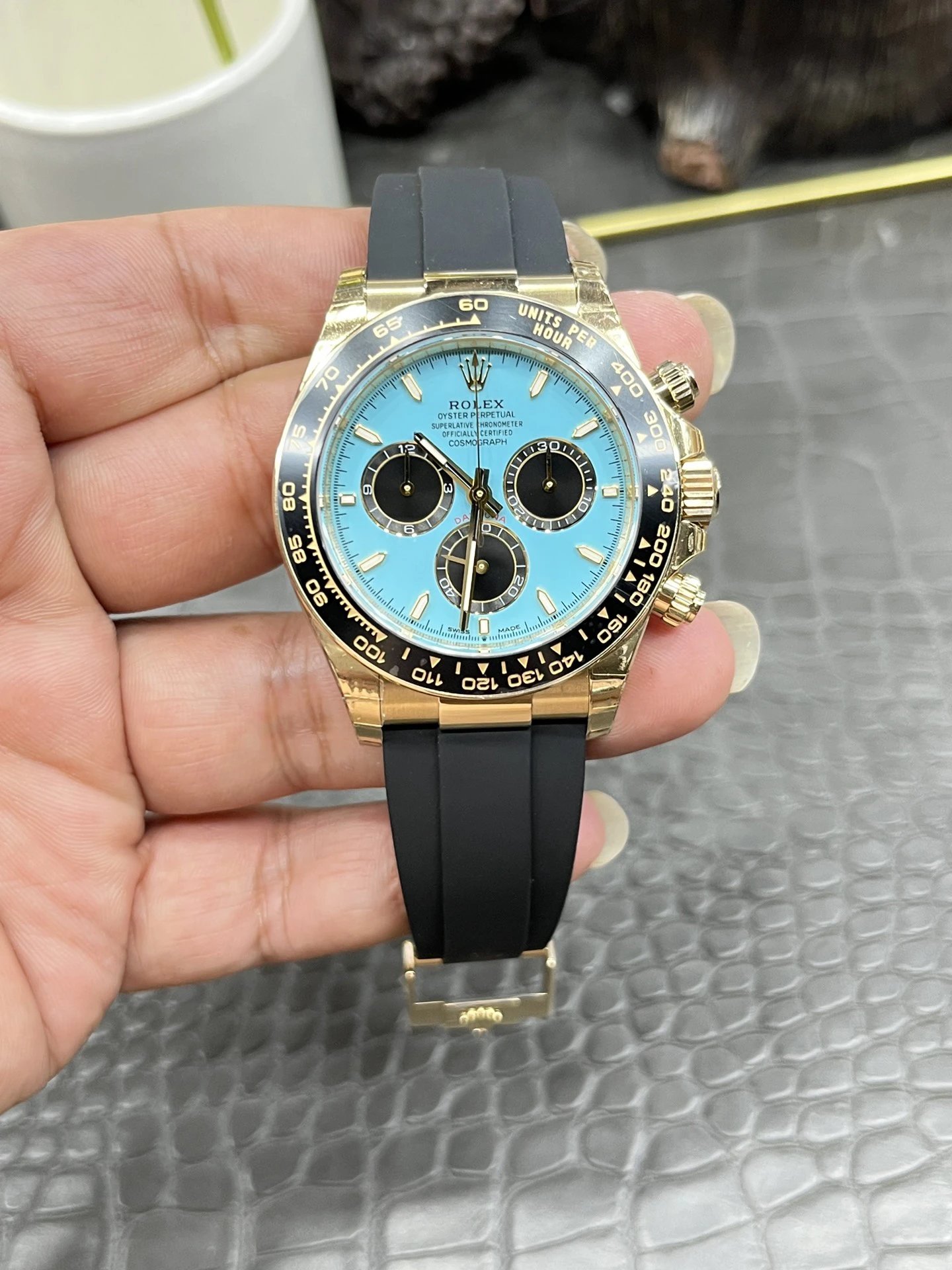 Reloj Rolex Cosmograph Daytona con esfera azul claro y correa de caucho negra