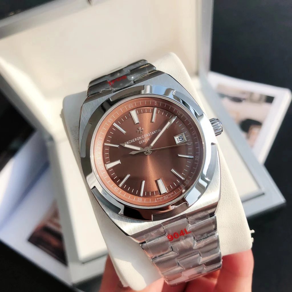 Reloj de acero Vacheron Constantin con esfera marrón y ventana de fecha