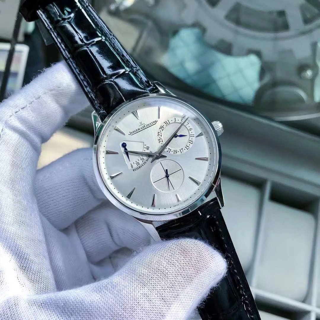Reloj Jaeger-LeCoultre con indicador de reserva de marcha y correa de cuero negro