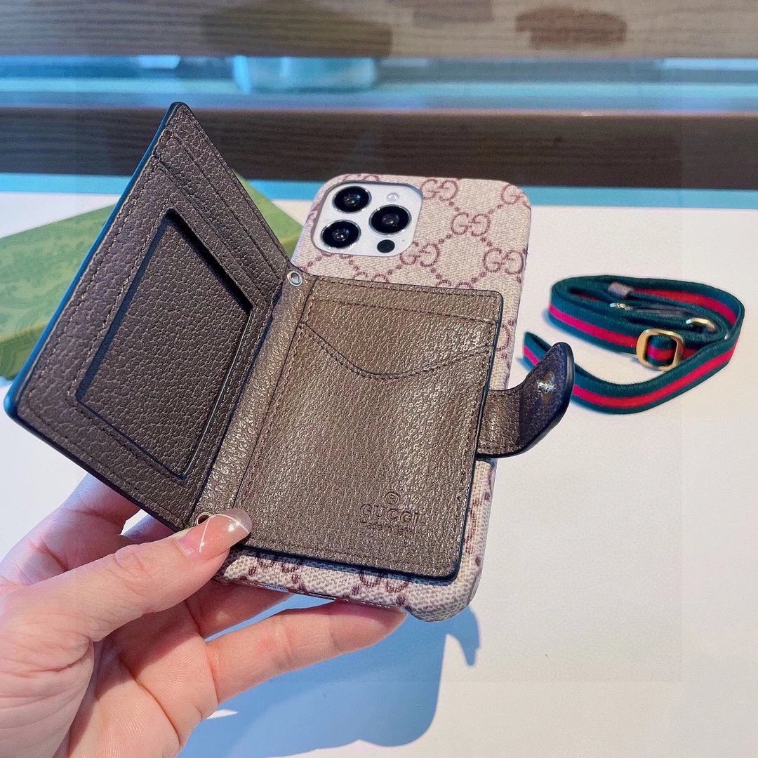 Gucci Crossbody Card Holder — Photo 9