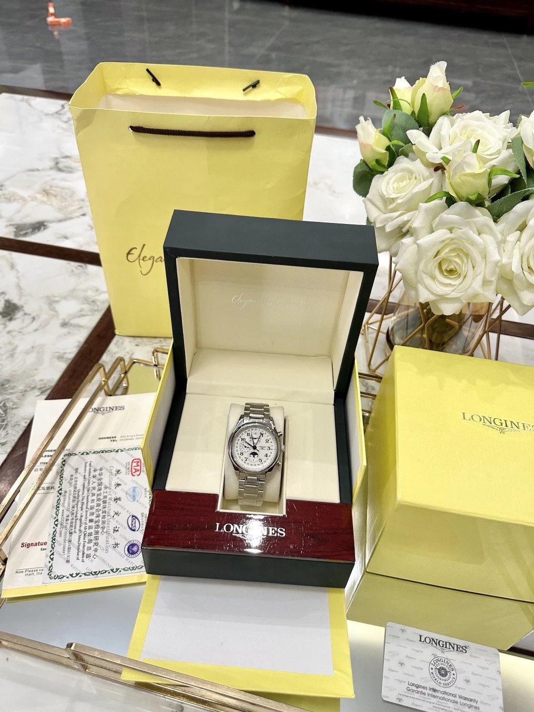 Longines chronograaf horloge met maanfase, witte wijzerplaat en roestvrijstalen band
