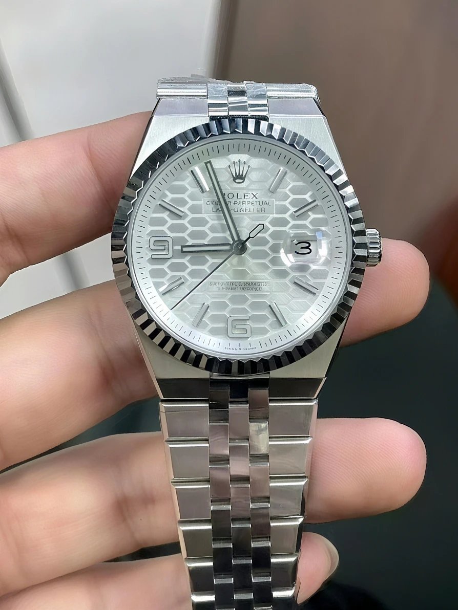 Reloj Rolex con esfera plateada con diseño de panal y bisel estriado
