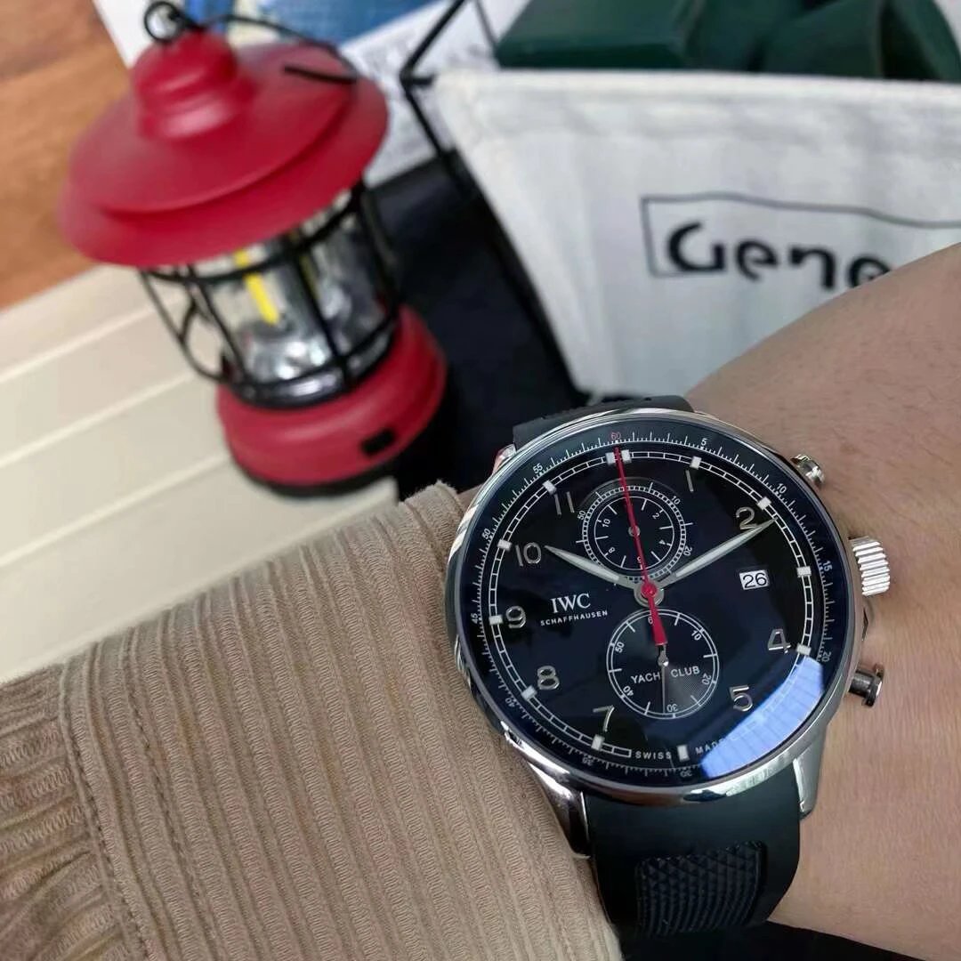 IWC Yacht Club Chronograph Uhr mit schwarzem Zifferblatt und Kautschukarmband