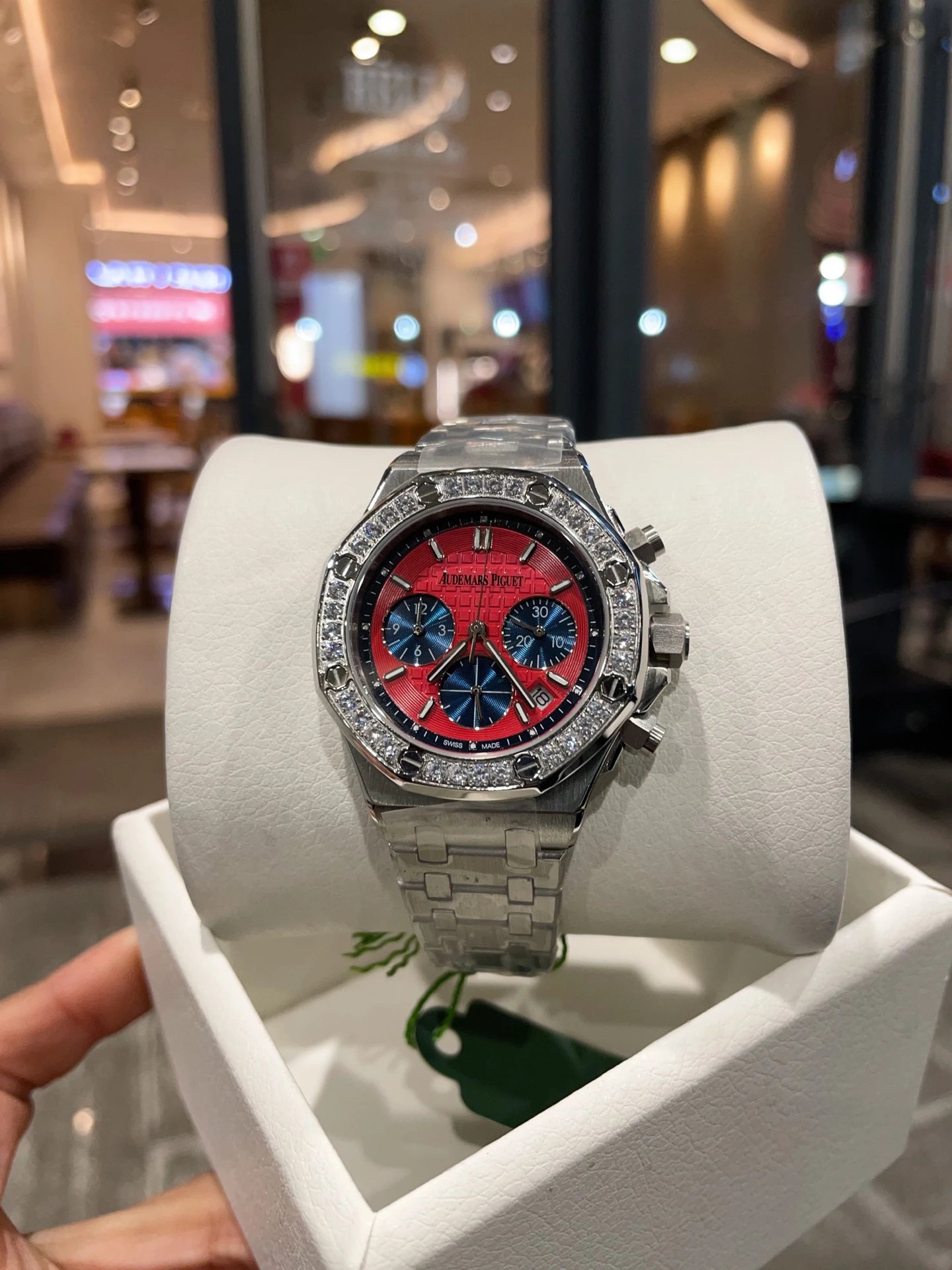 Zegarek z chronografem Audemars Piguet z bezelem wysadzanym kamieniami 37 mm