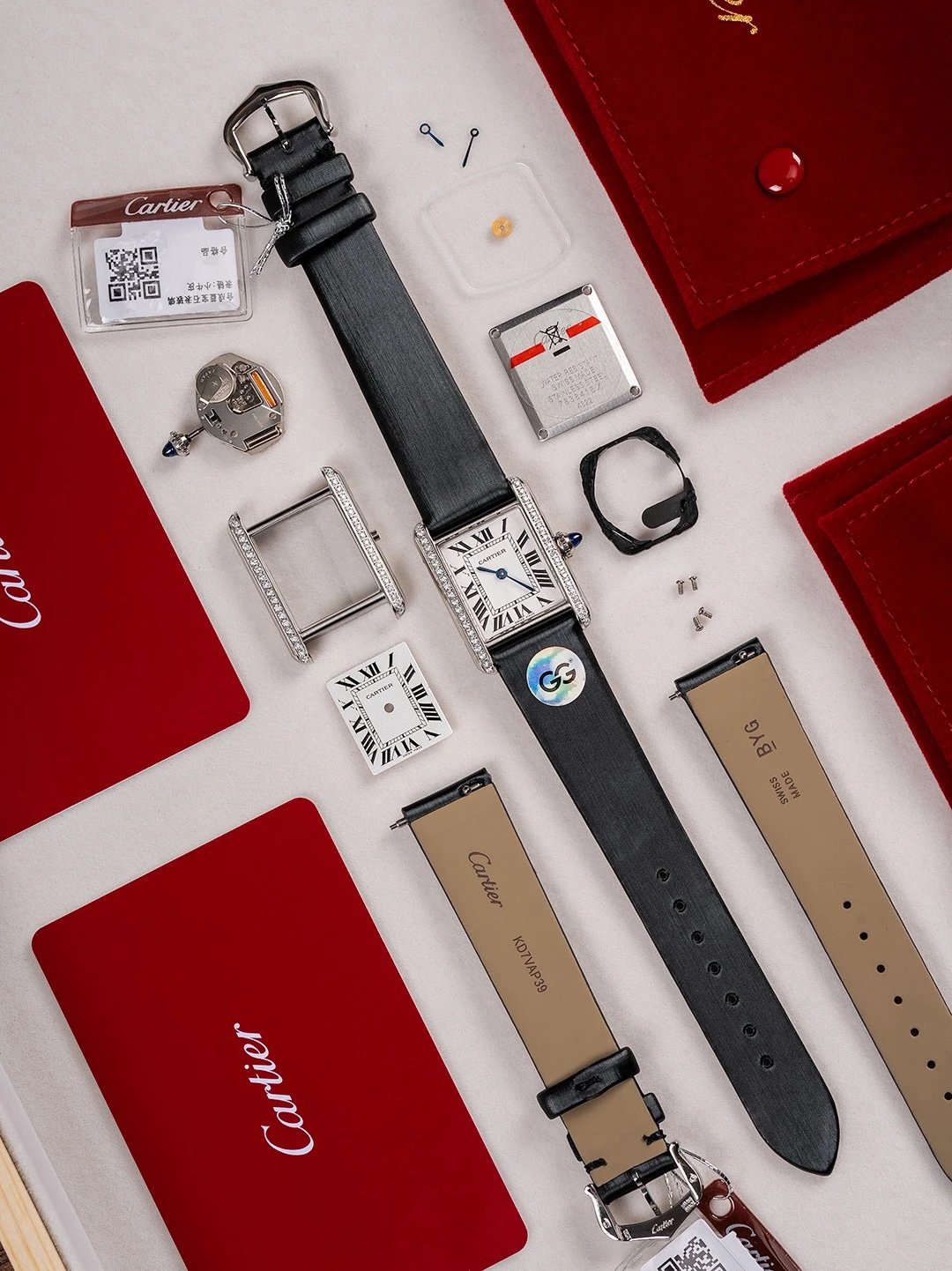 Cartier Tank quartz horloge met zwarte lederen band en met stenen bezette lunette