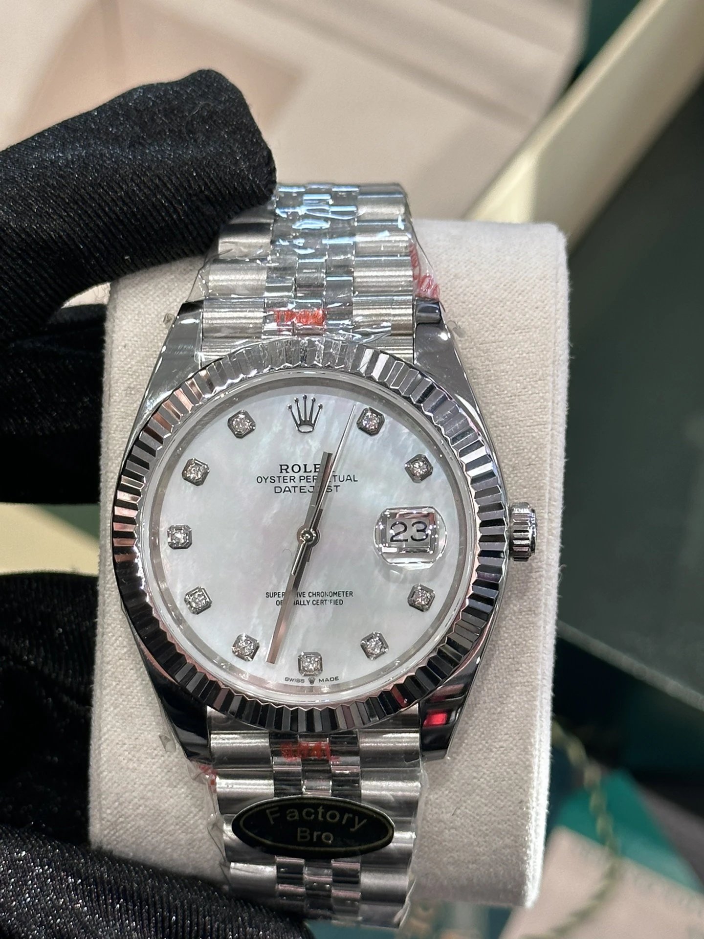 Reloj Rolex Oyster Perpetual Datejust con esfera de nácar y bisel estriado