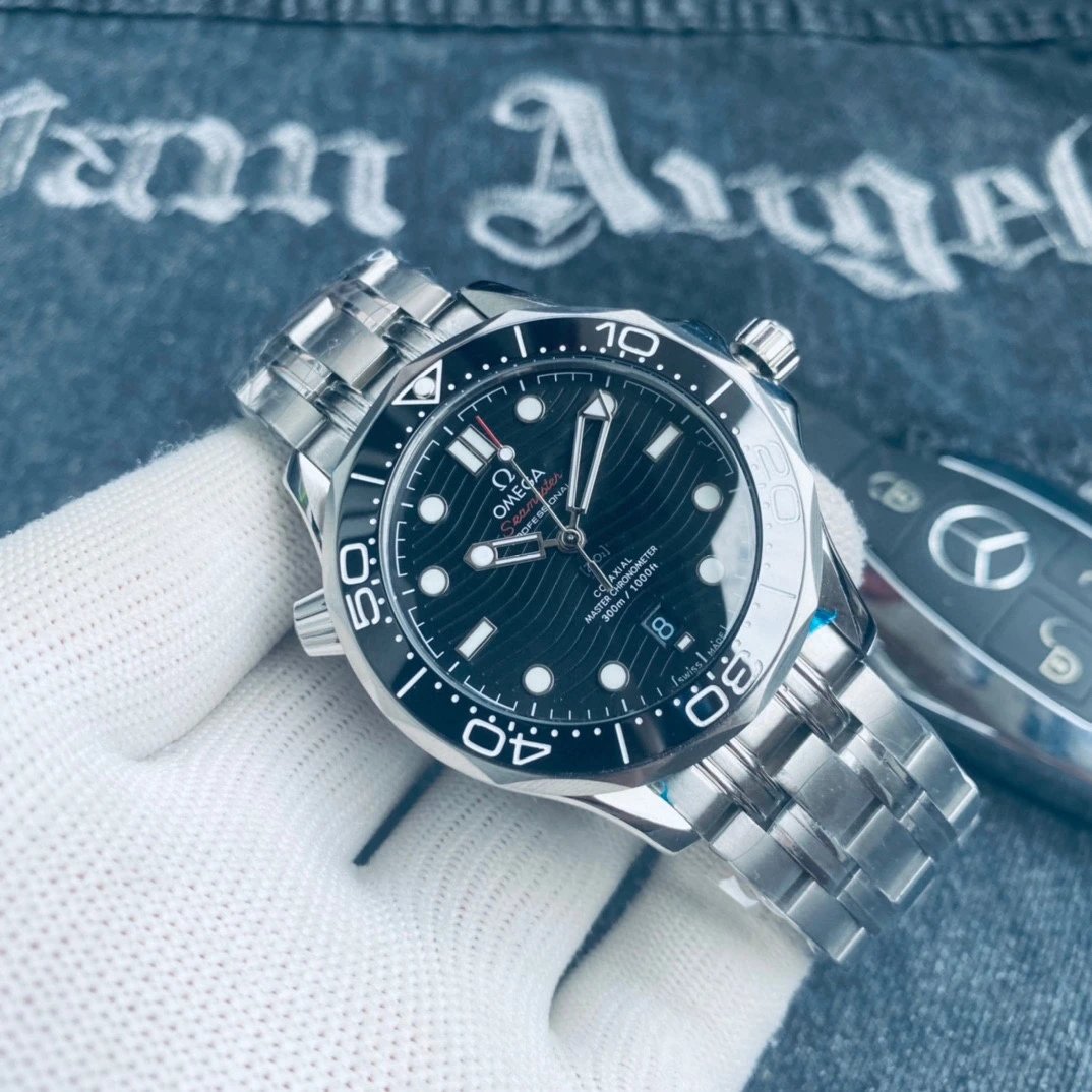 Omega Seamaster horloge met zwarte wijzerplaat met golfpatroon en stalen band