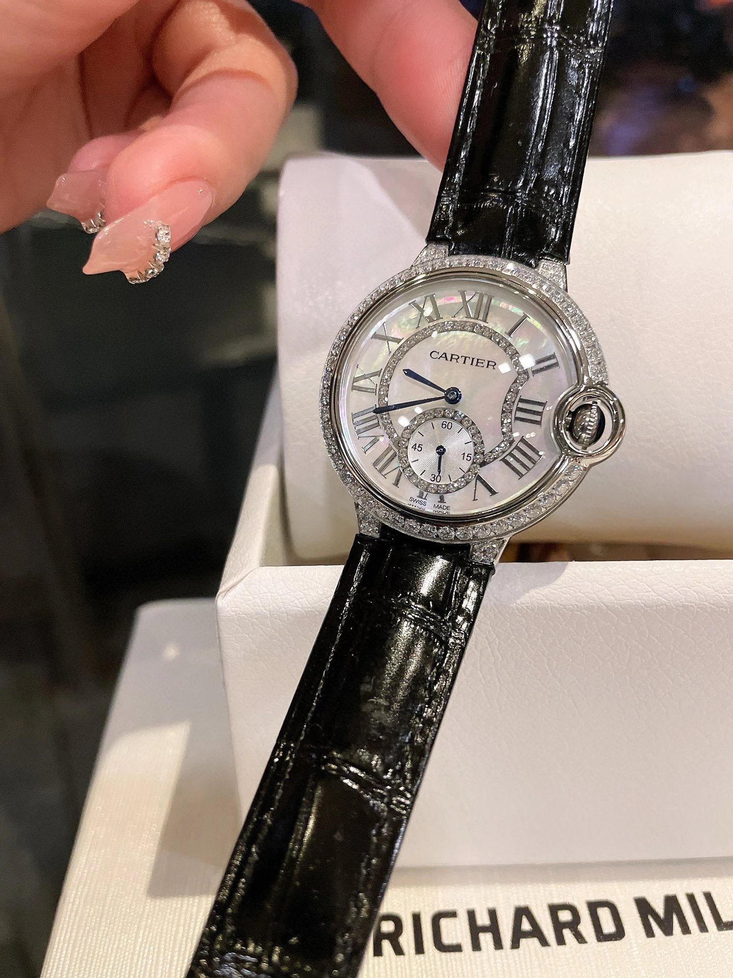 Cartier horloge met met stenen bezette lunette en zwarte leren band
