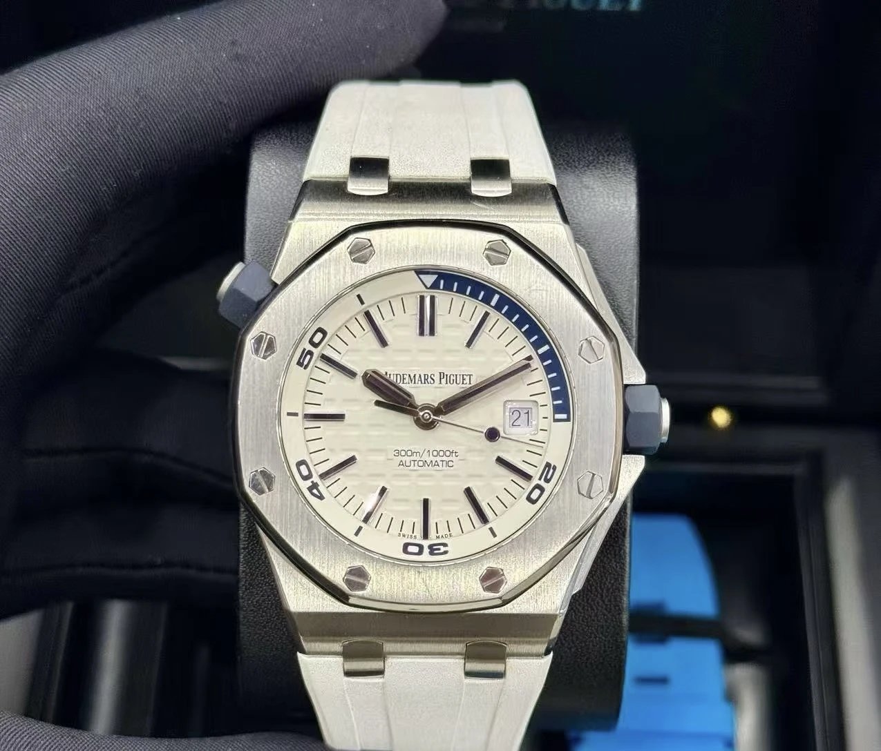 Zegarek automatyczny Audemars Piguet z białą tarczą i białą gumowym paskiem