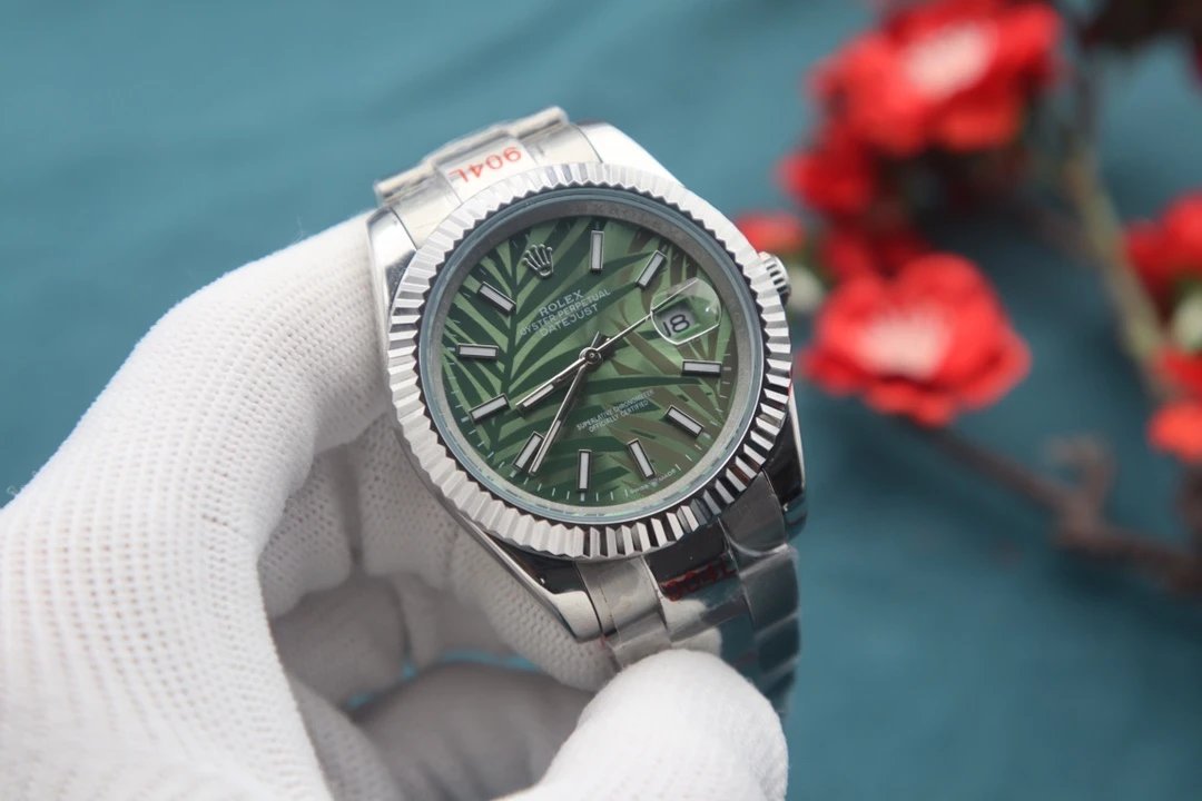 Reloj Rolex Datejust con esfera verde con motivo de palmera y bisel estriado