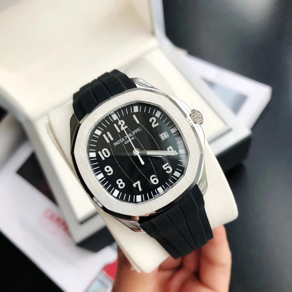 Patek Philippe horloge met zwarte wijzerplaat en zwarte rubberen band
