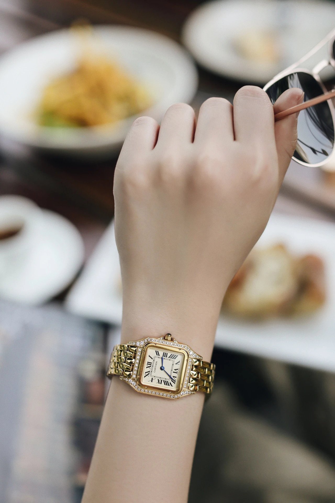 Kwadratowy zegarek Cartier w kolorze złotym z diamentowym bezelem