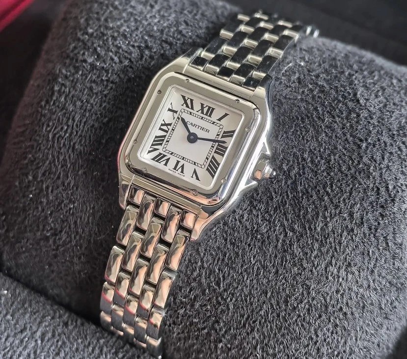 Zegarek Cartier z kwadratową tarczą, cyframi rzymskimi i bransoletą segmentową