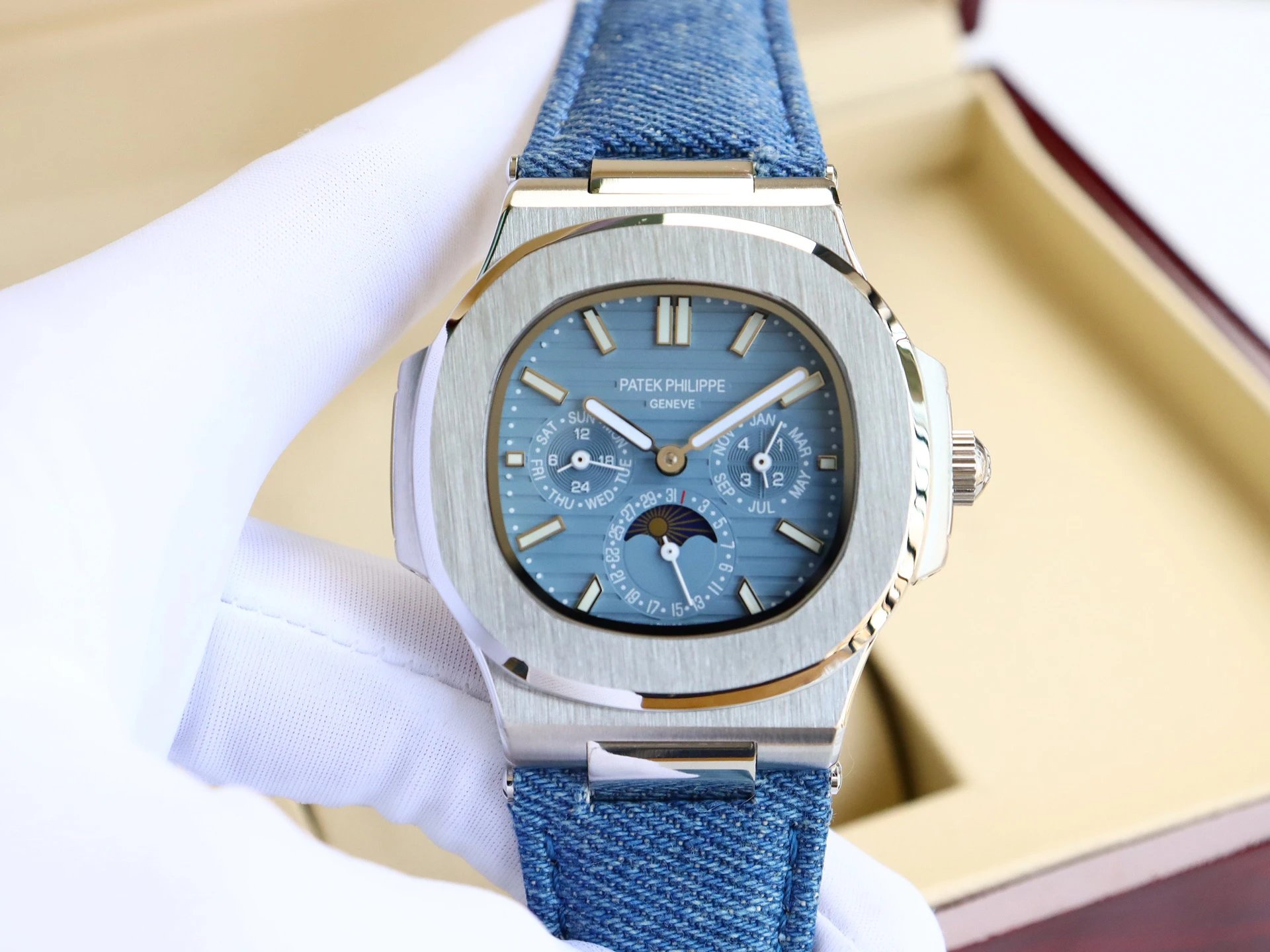 Patek Philippe kalender- en maanfasehorloge met blauwe wijzerplaat en denim band