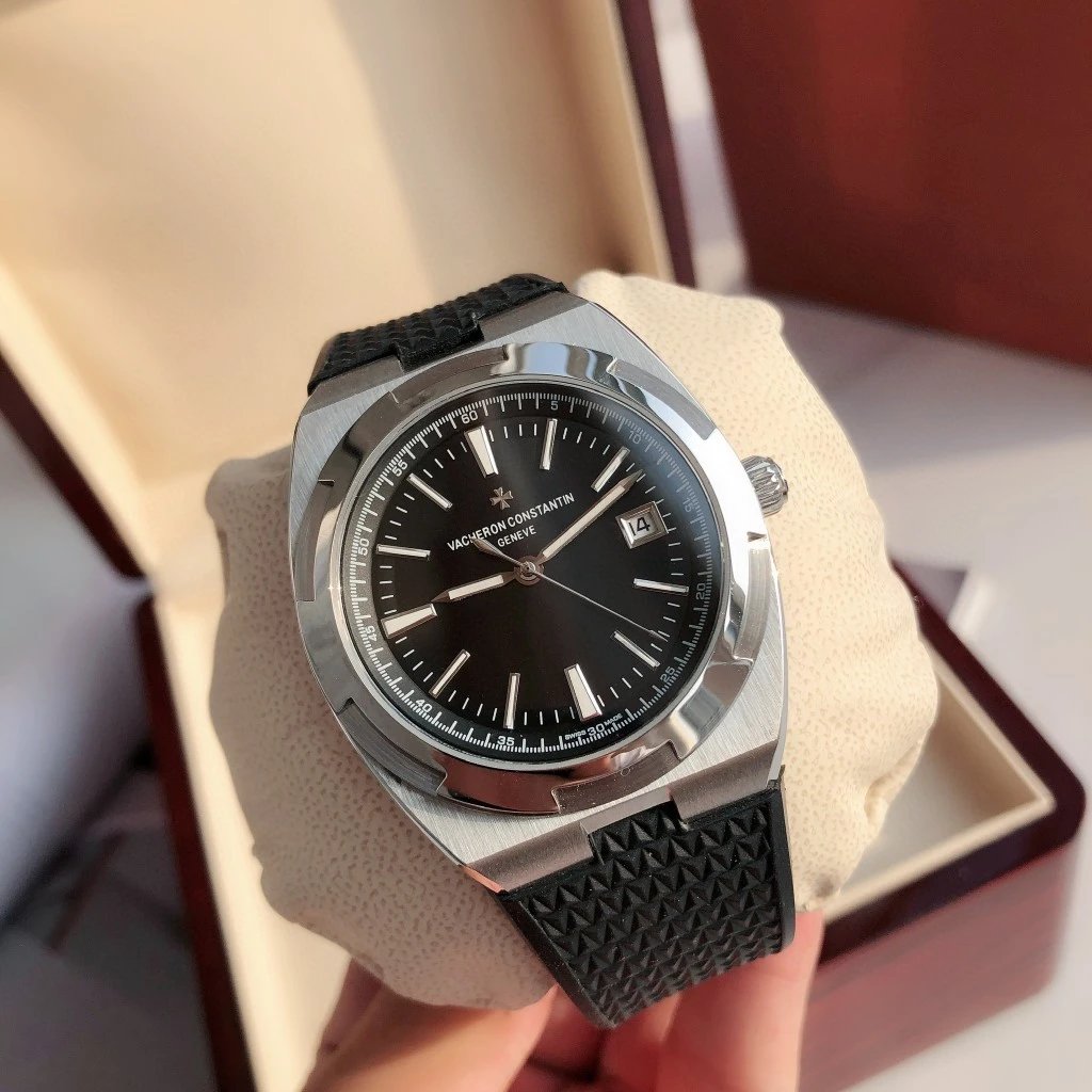 Reloj Vacheron Constantin con esfera negra y correa de caucho negra