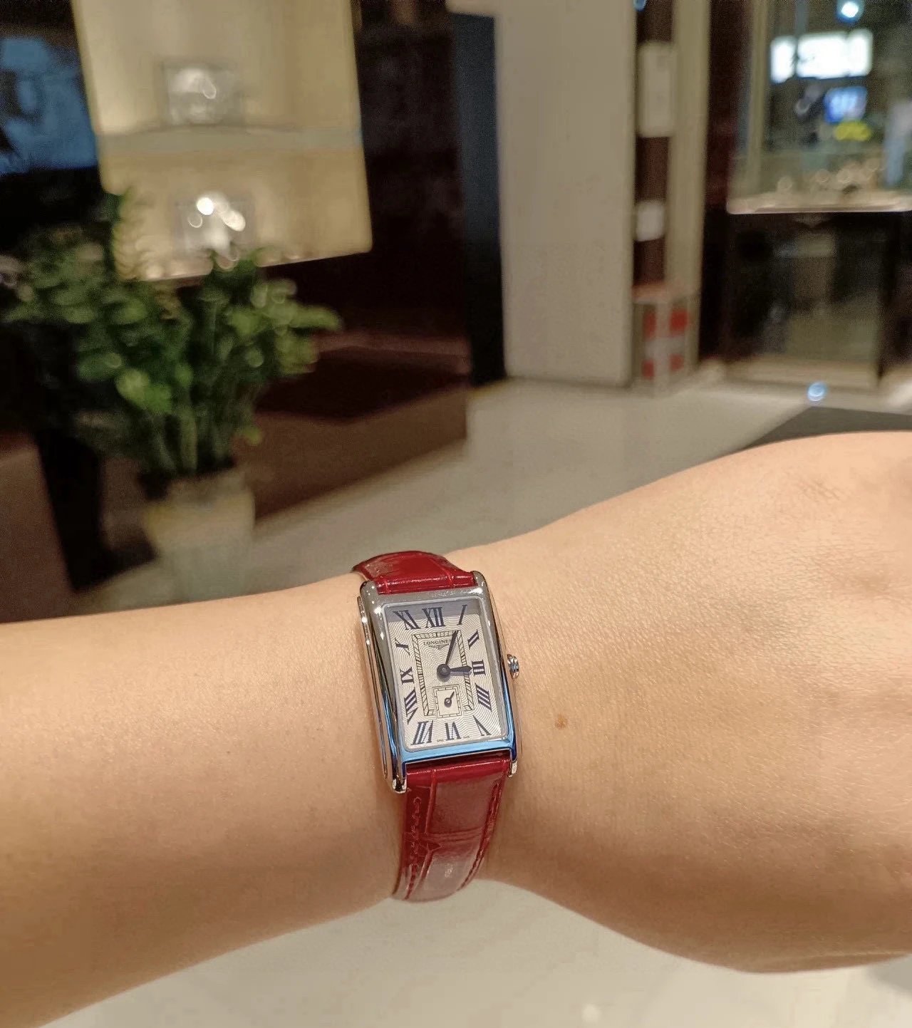 Rechthoekig Longines horloge met rode leren band