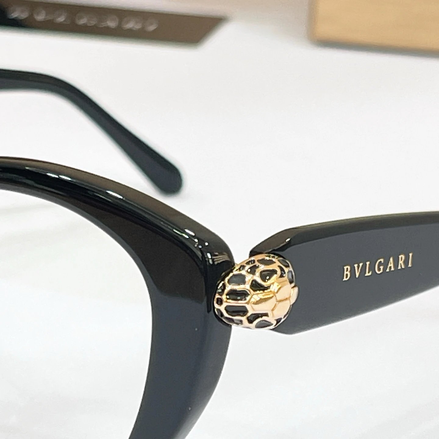 Bvlgari BV50073I Sunglasses 54-18-140 Ver.A — photo 9