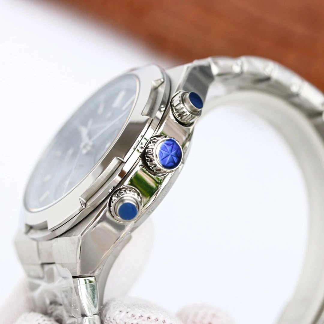 Vacheron Constantin Overseas V2 Automatic Watch 41mm — Photo 4