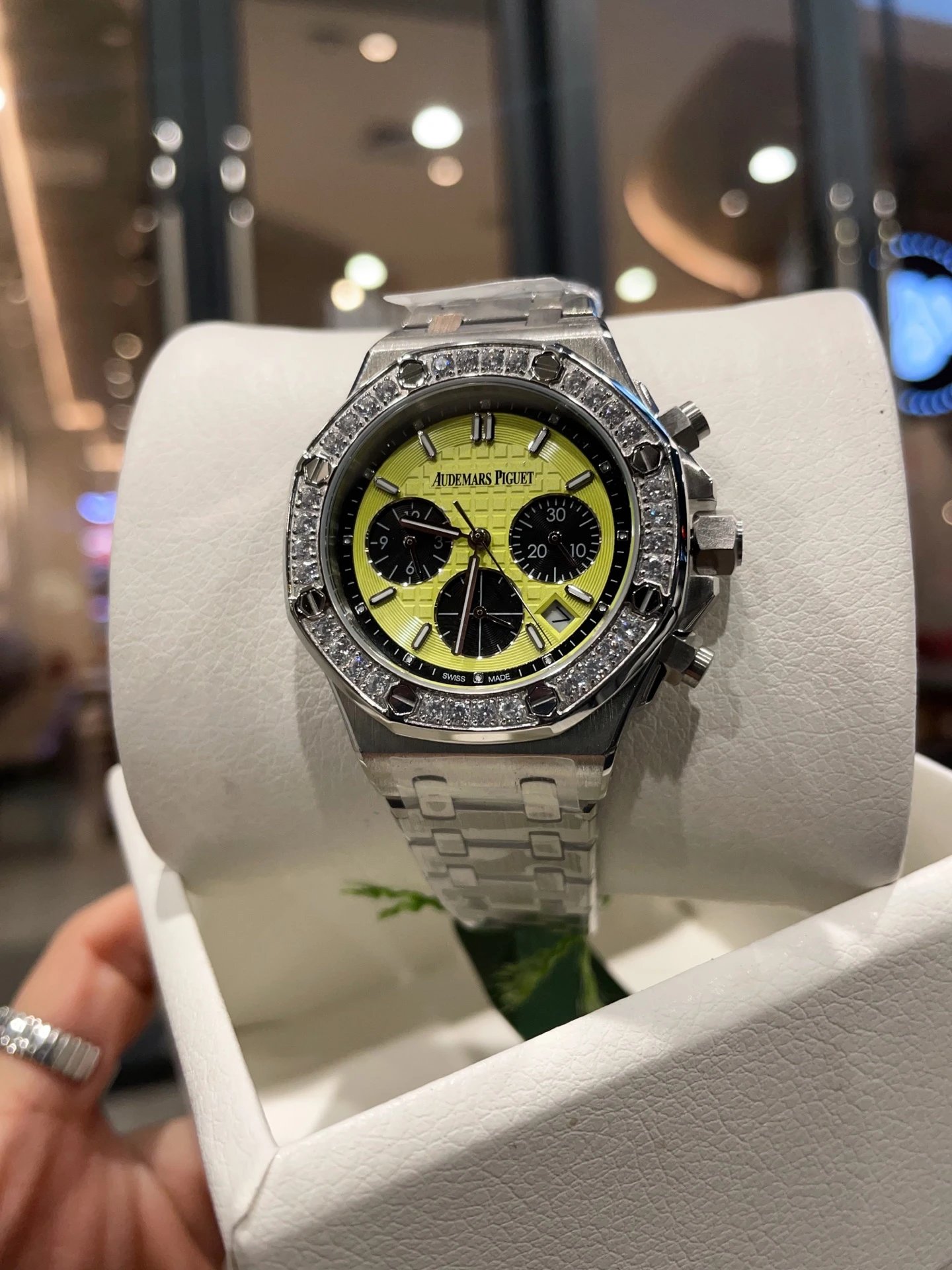 Audemars Piguet Royal Oak Quartz Ladies Watch 37mm — Photo 5