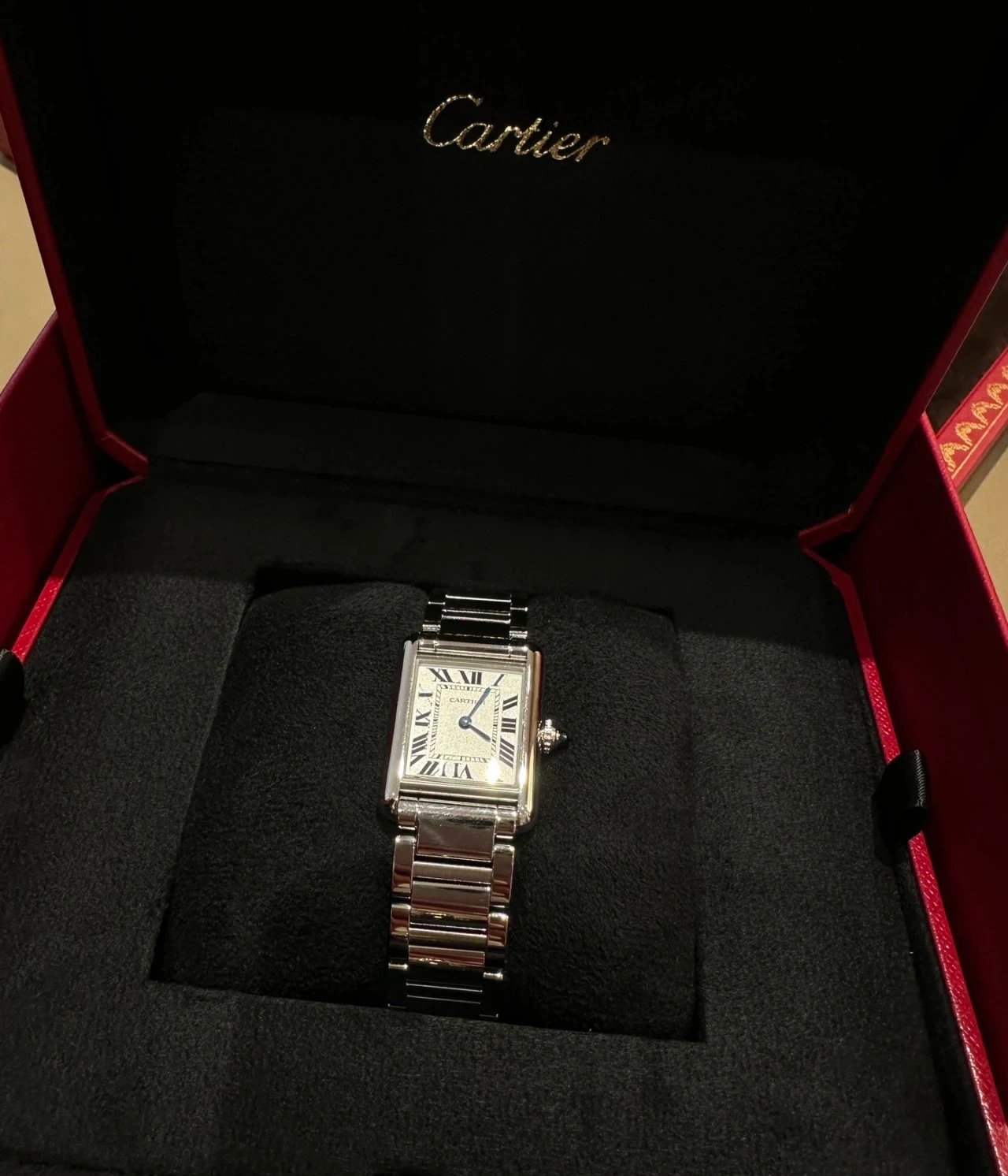 Zegarek Cartier Tank z prostokątną tarczą i bransoletą ogniwową