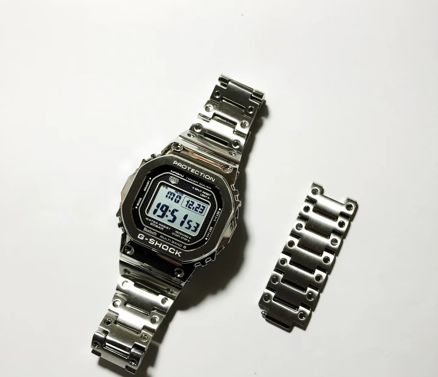 Casio G-Shock Digitaluhr mit silberfarbenem Gliederarmband aus Metall