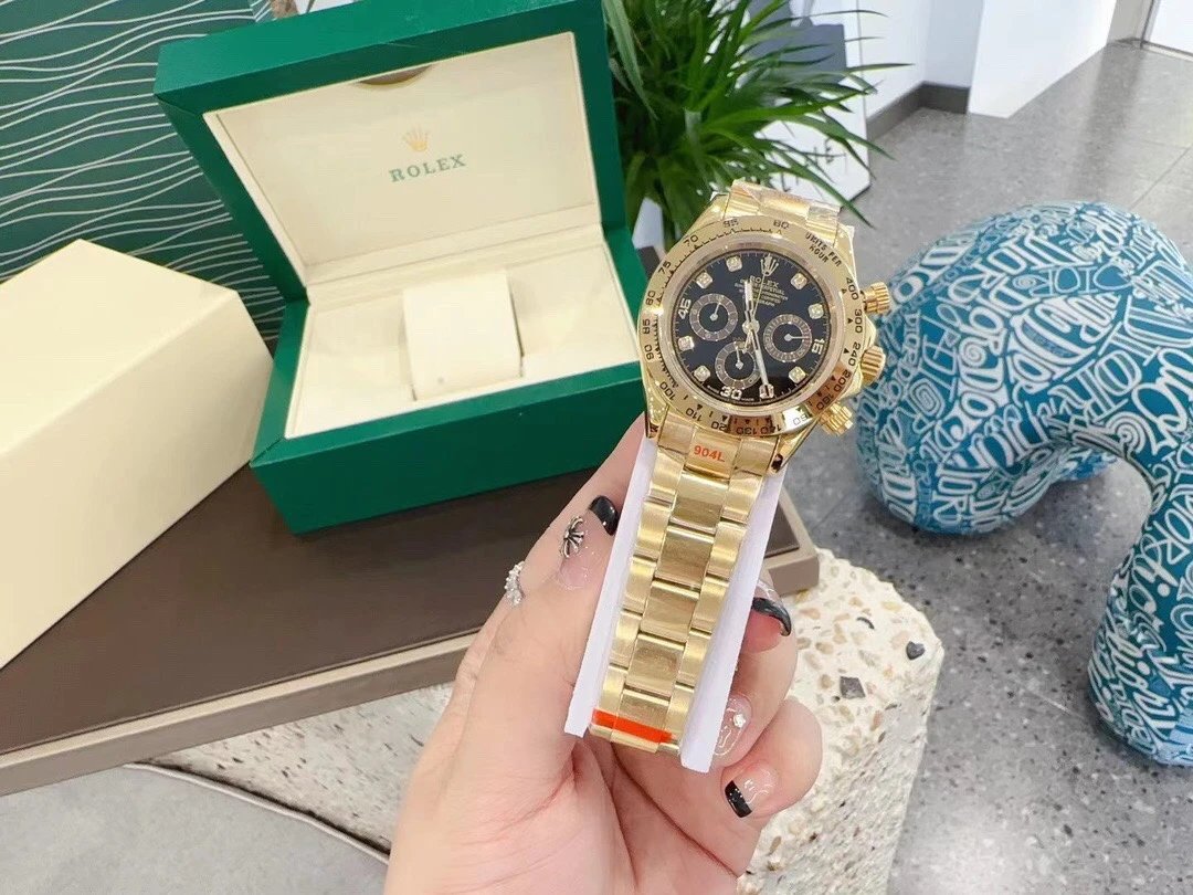 Goudkleurig Rolex chronograaf horloge met zwarte wijzerplaat