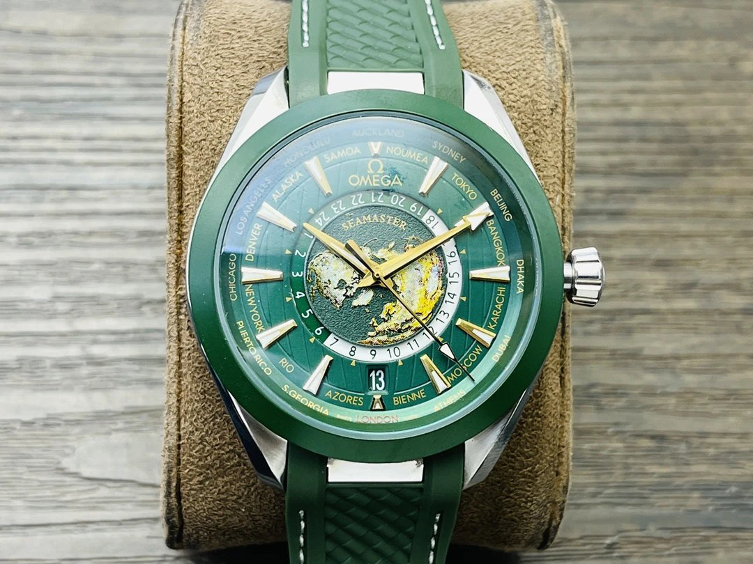 Omega Seamaster horloge met groene wijzerplaat en groene rubberen band