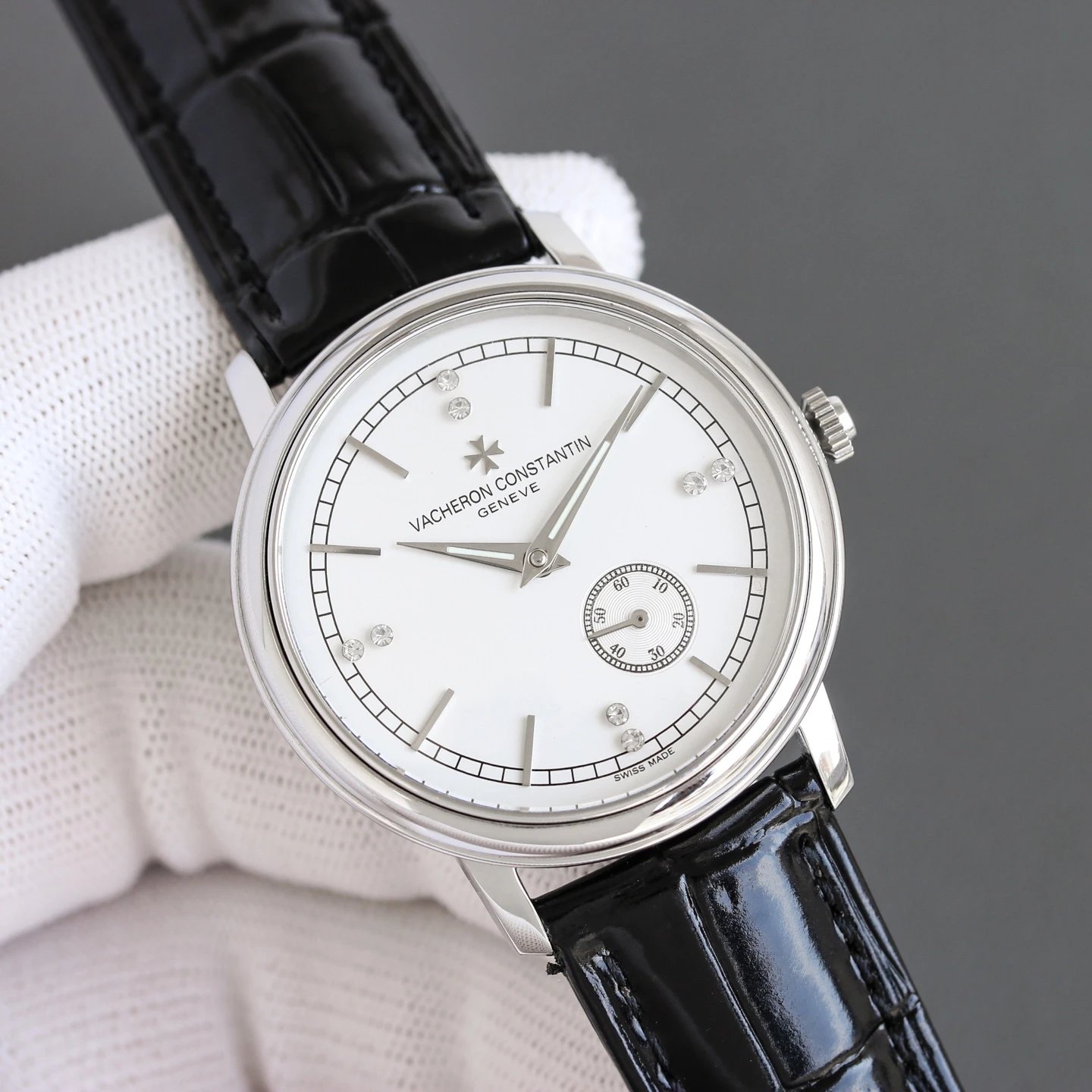 Reloj Vacheron Constantin en tono plateado con esfera blanca y correa de cuero negro