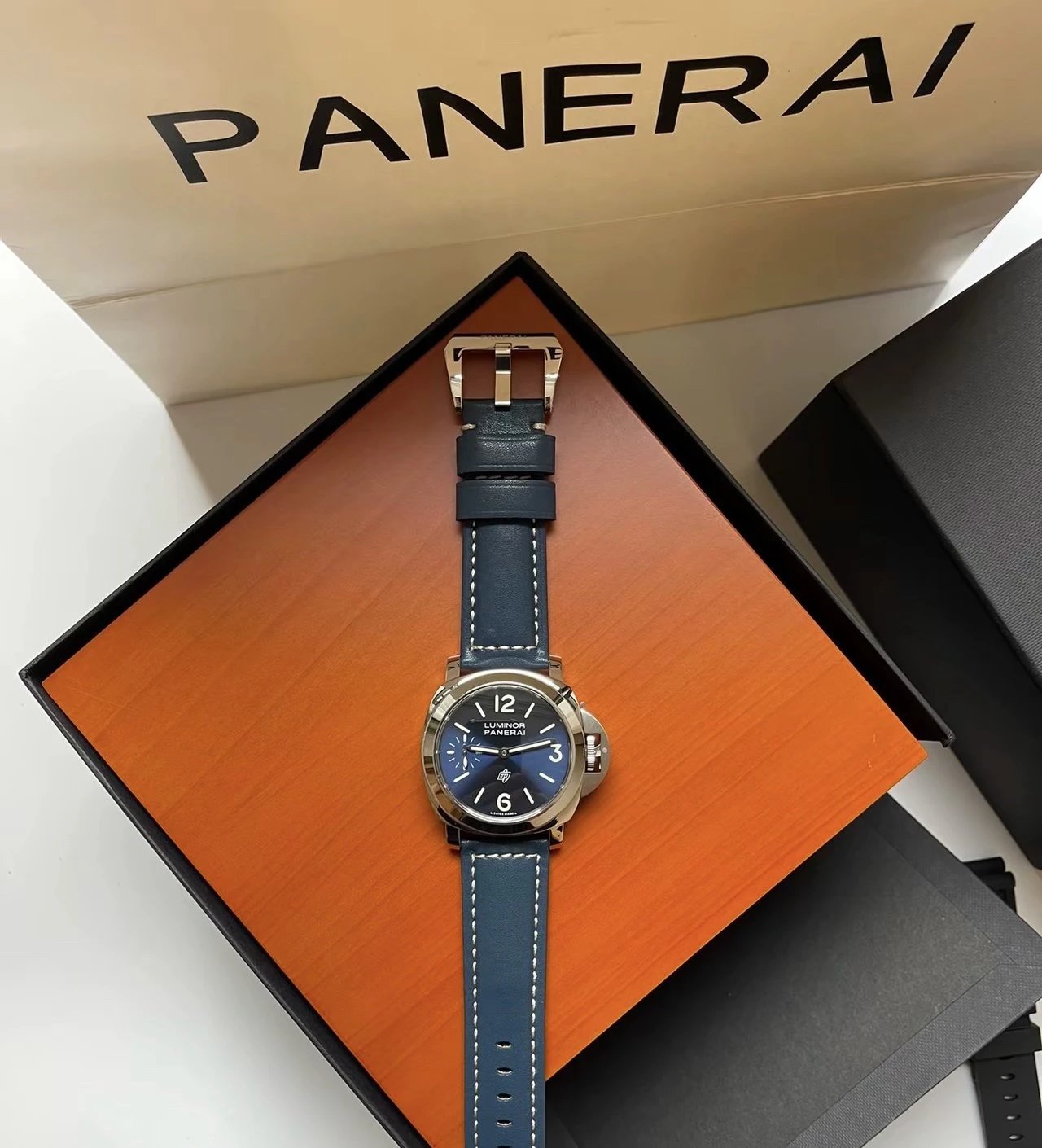 Panerai Luminor polshorloge met blauwe wijzerplaat en blauwe lederen band