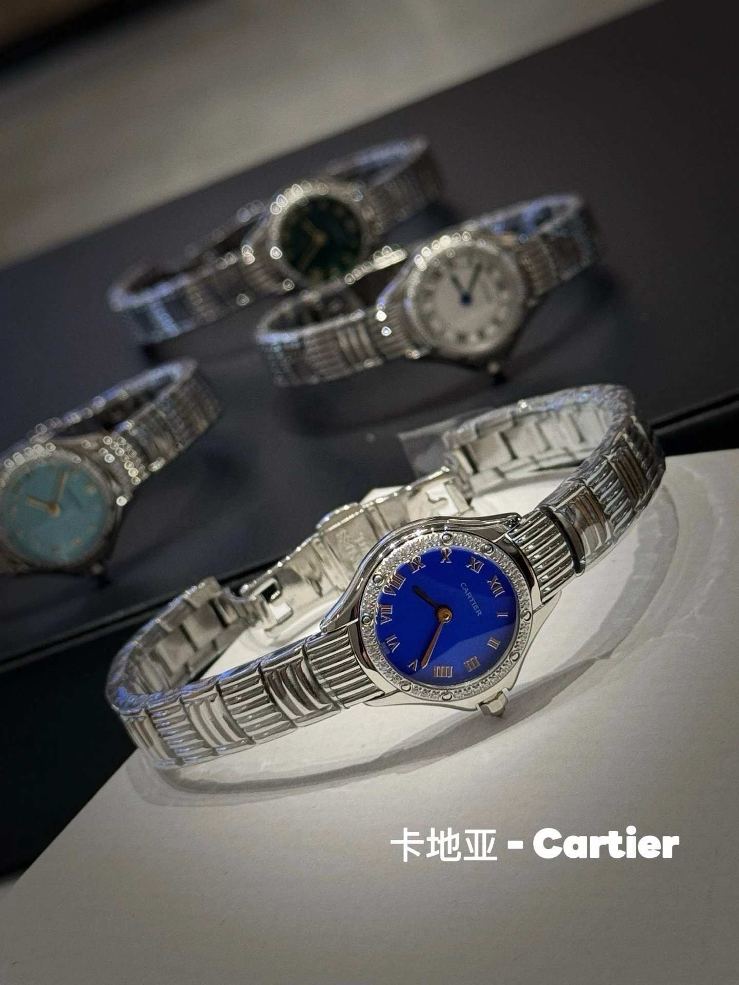 Srebrny zegarek Cartier z bezelem wysadzanym kamieniami