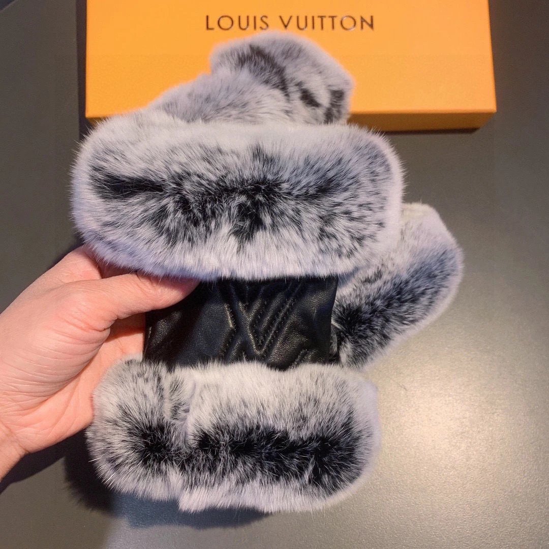 Louis Vuitton Lambskin Thermal Gloves — Photo 7