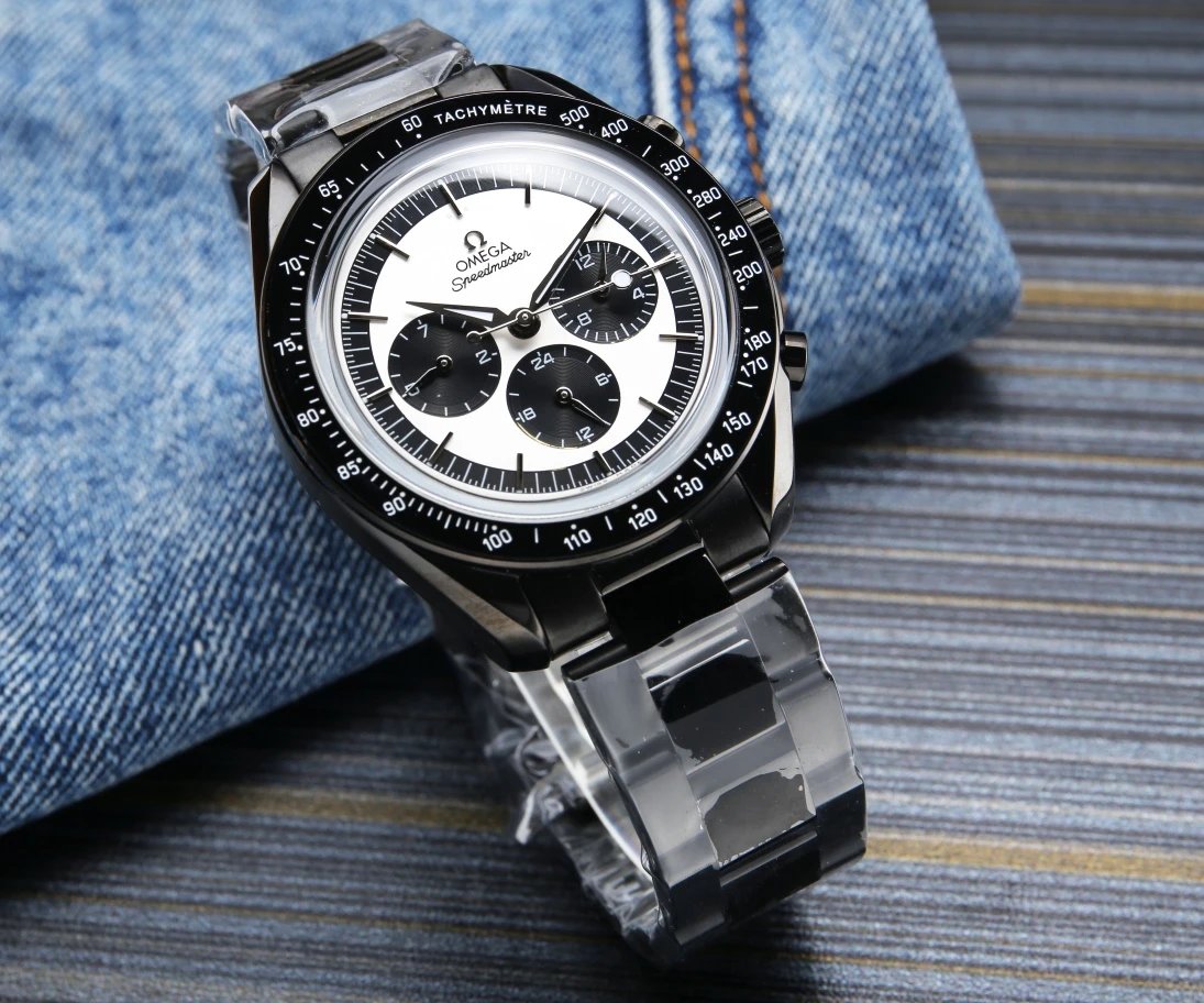 Omega Speedmaster chronograaf horloge met zwarte band en panda-wijzerplaat