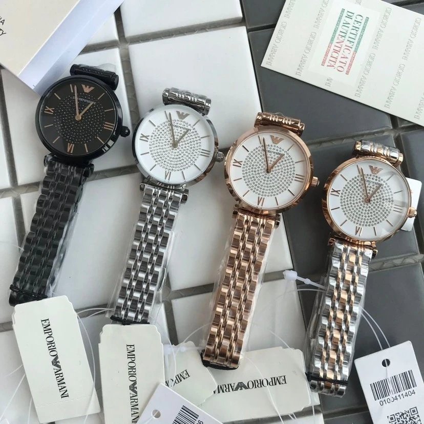 Reloj Armani con esfera adornada con cristales y brazalete de eslabones