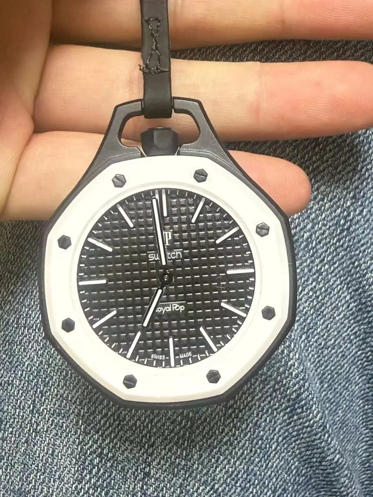 Zegarek-wisiorek Audemars Piguet x Swatch Royal Pop z bioceramiki