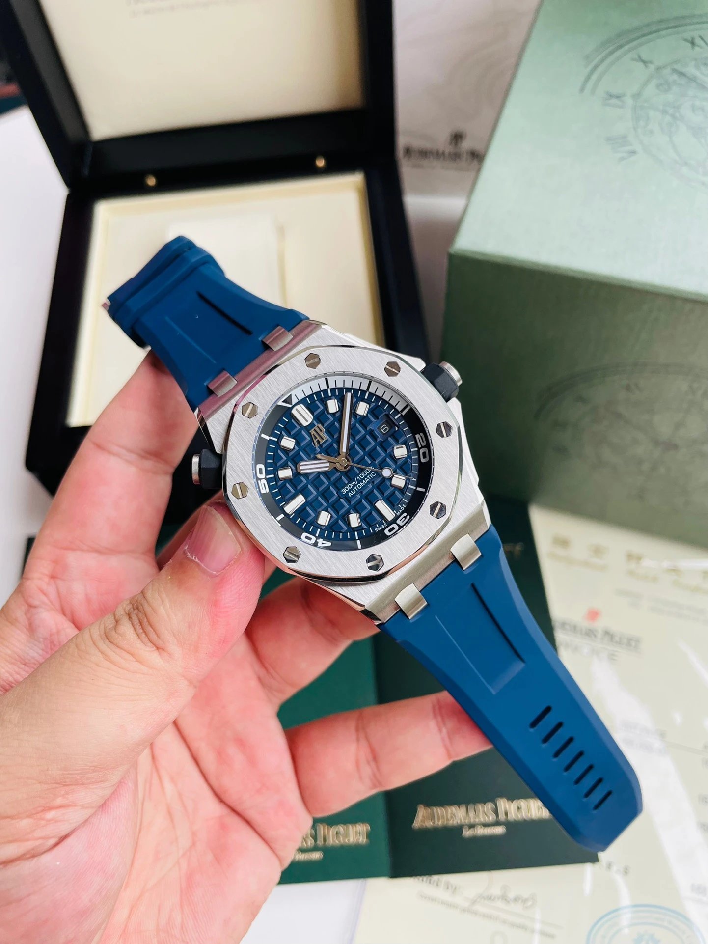 Zegarek automatyczny Audemars Piguet z niebieską tarczą i gumowym paskiem